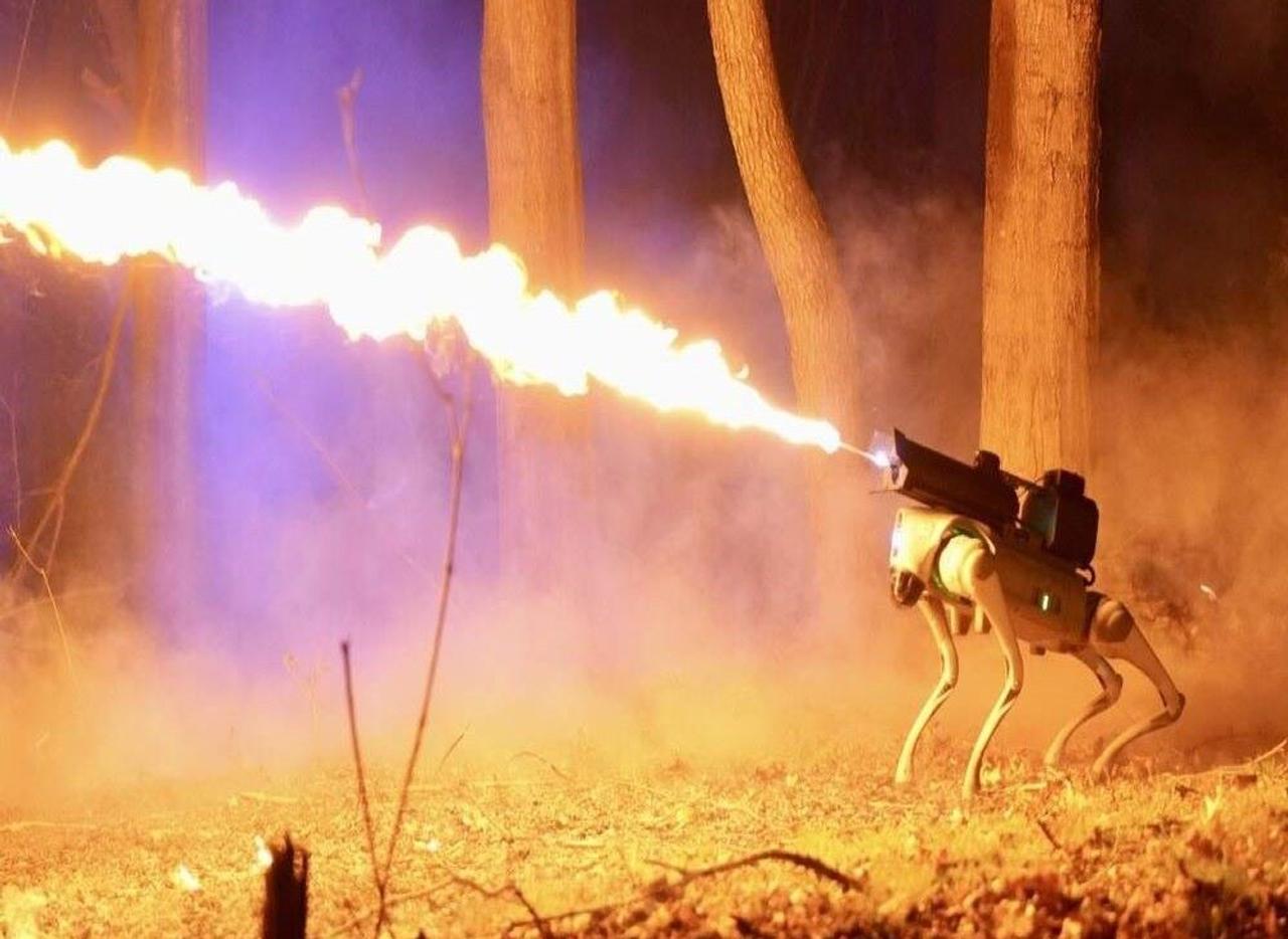 Робот-собака с огнеметом может непрерывно генерировать пламя в течение 45 минут на расстояние до 10 метров