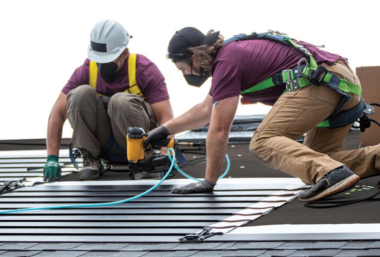 Компания GAF Energy представила новую солнечную крышу для быстрого монтажа, которую можно прибивать гвоздями