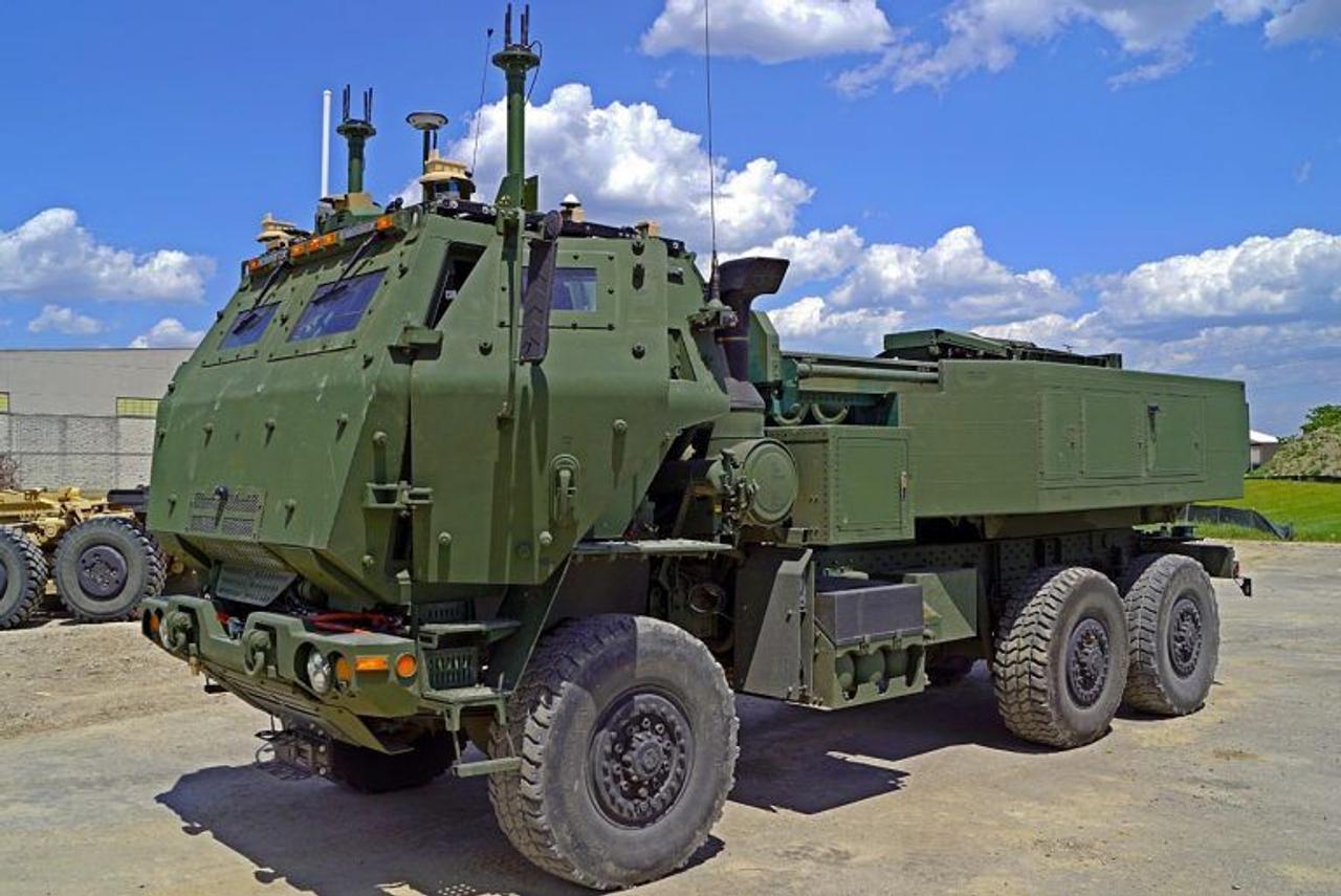 Армия США разрабатывает беспилотную версию пусковой установки HIMARS AML с увеличением огневой мощи