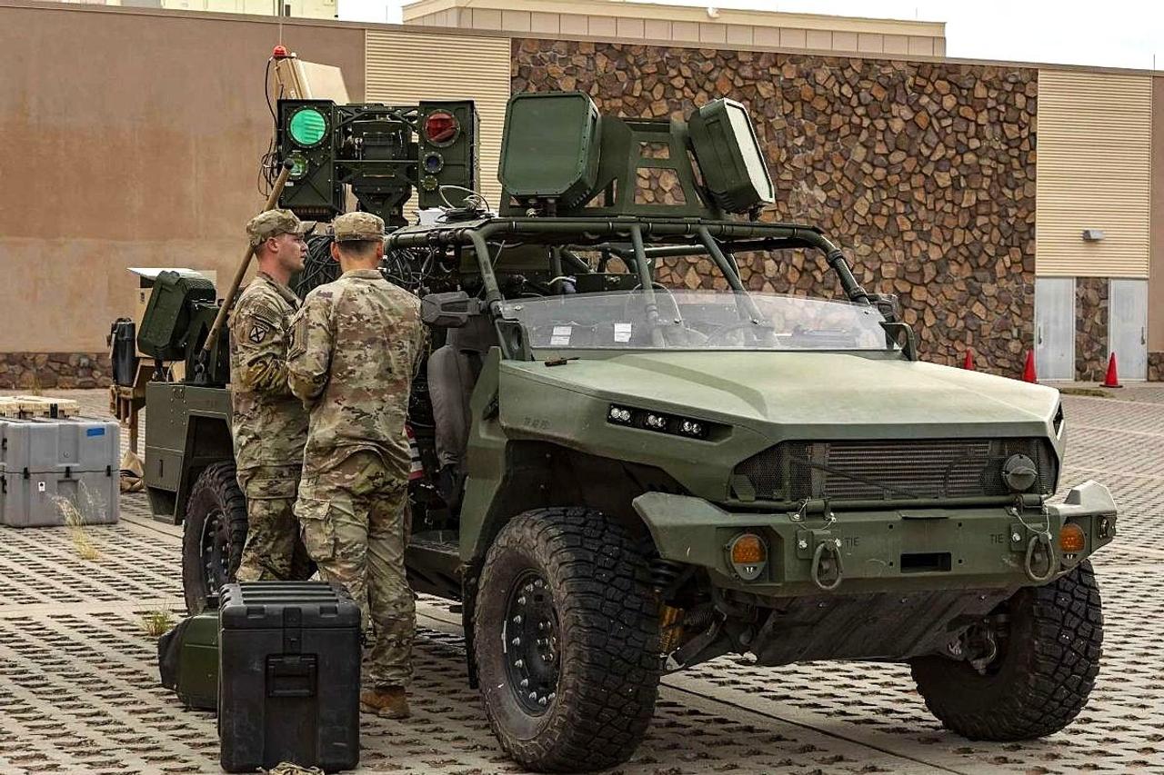 США встановлюе мобільні лазери AMP-HEL потужністю 20 кВт для боротьби з дронами на піхотні машини