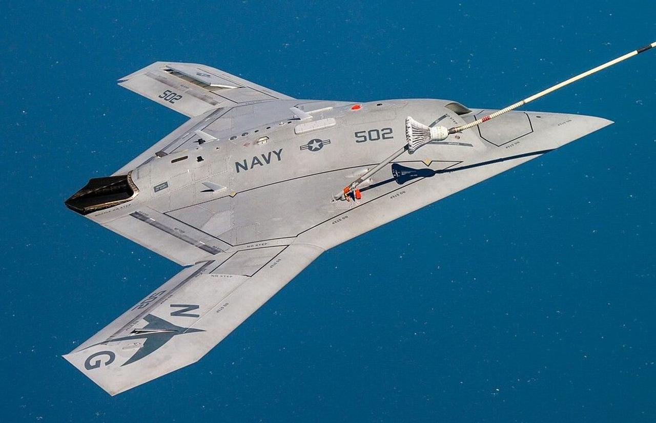 Многоцелевой ударный беспилотник X-47B, дальность действия 3900 км, максимальная скорость 990 км/ч