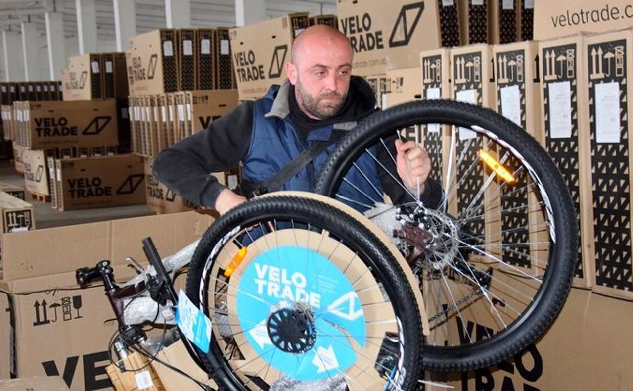 Велопроизводитель из Харькова изобрел механизм, благодаря которому можно превратить обычный велосипед в электробайк
