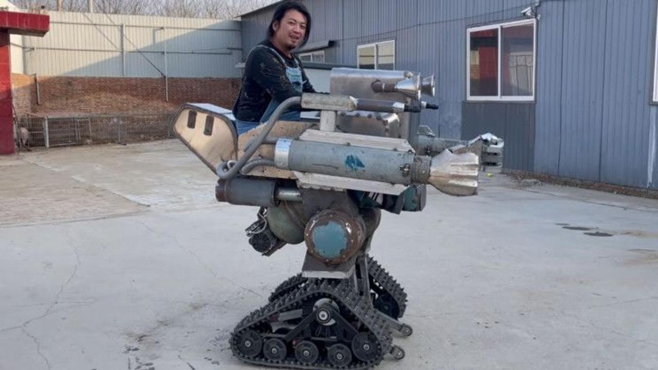 Китайский изобретатель построил себе робота-охранника с механическими кулаками и водометами