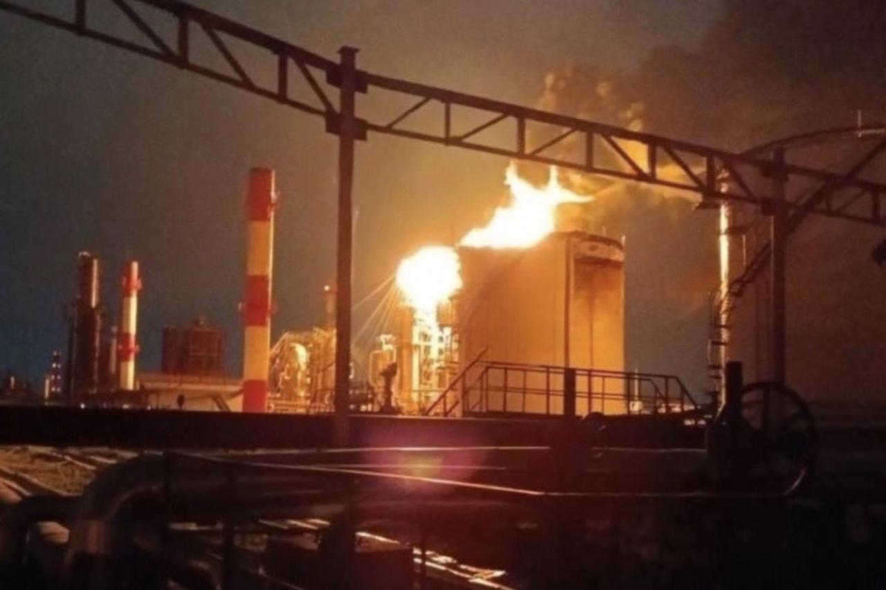 Украинские беспилотники остановили работу Рязанского НПЗ «Роснефти»: стратегический удар по топливному сектору России