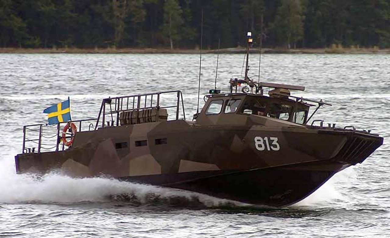 Шведский штурмовой катер Combat Boat 90, развивает скорость 45 узлов, запас хода 440 км, перевозит 21 бойца