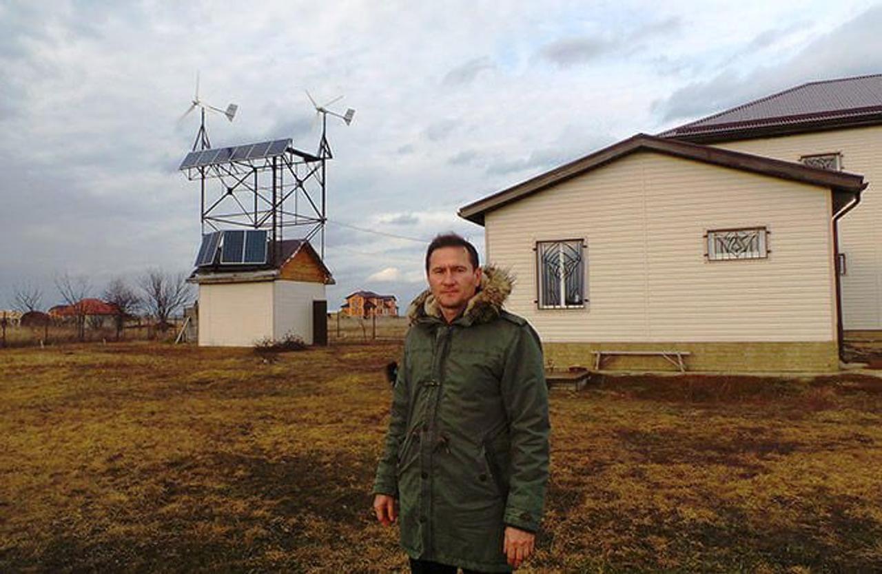 Инженер Николай Дрига отказался от монополии поставщиков электроэнергии, установив в своем дворе мини-электростанцию