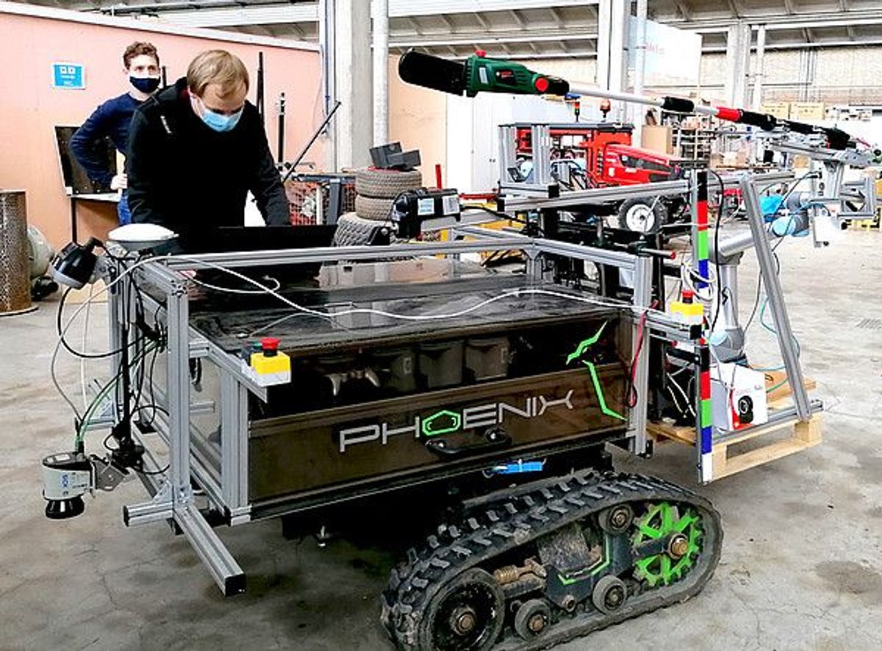  Робот Phoenix создан для автономной обрезки фруктовых деревьев, отличный помощник на даче
