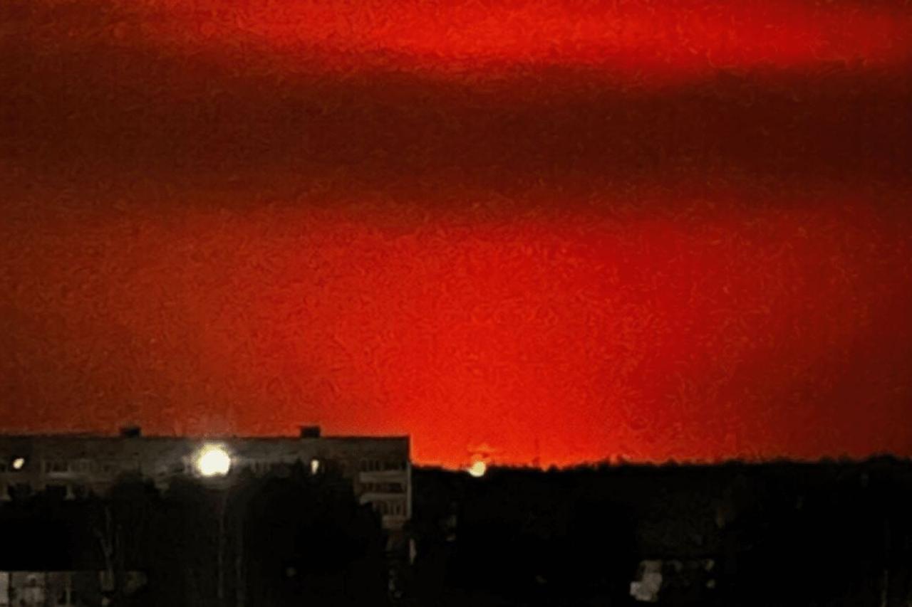 Атака беспилотников на НПЗ «КИНЭФ» в 800 км от Украины: пожар в Киришах — угроза нефтяному сектору России