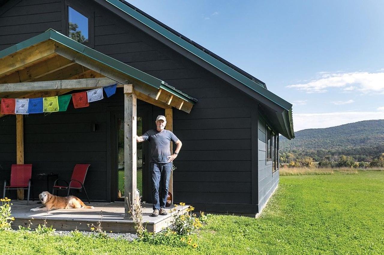 Пенсионер Дэвид Ноланд построил энергоєффективный дом, который генерирует больше энергии, чем потребляет 