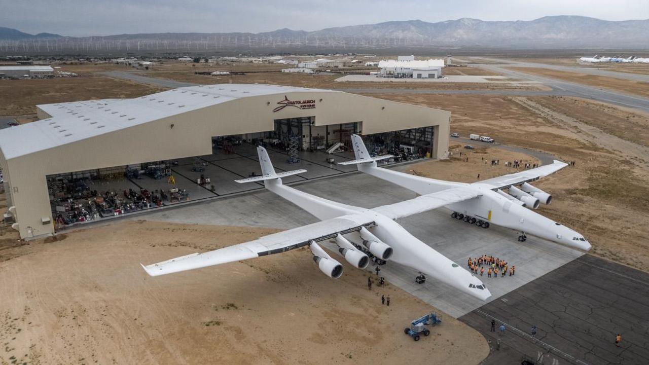 Самый большой в мире самолет - носитель Roc с двумя корпусами провел успешные испытания в воздухе