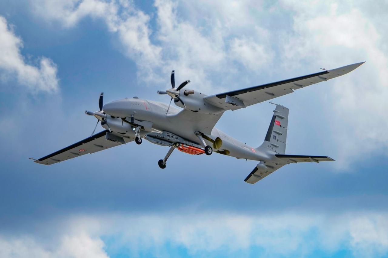 Bayraktar AKINCI подтвердил статус стратегического БПЛА: новые испытания с боеприпасами MAM-T, LAÇİN-82 и TEBER-82 расширяют ударные возможности