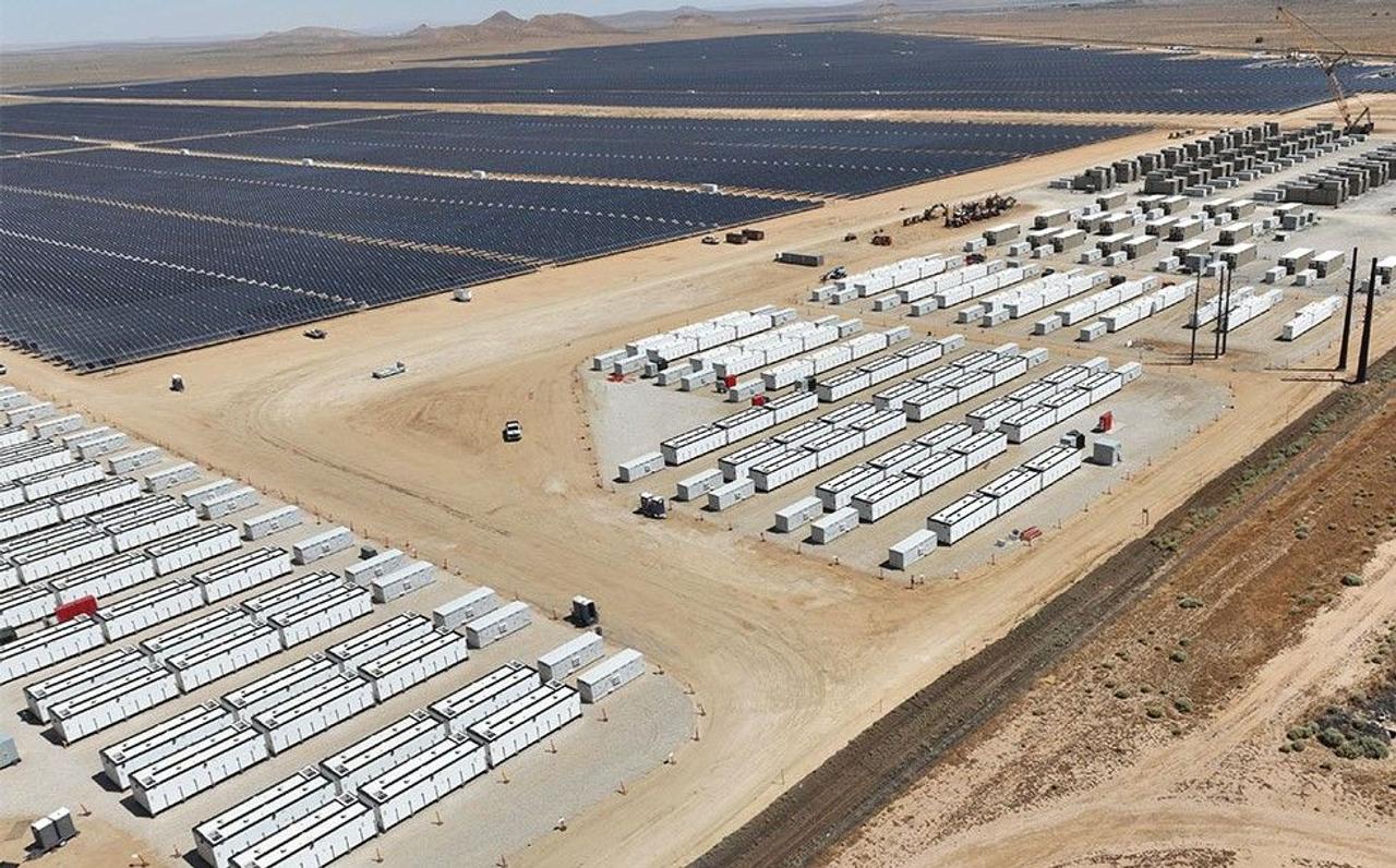 В США запустили крупнейший в мире проект по производству и хранению солнечной энергии: мощность системы хранения энергии 3 287 МВт-ч