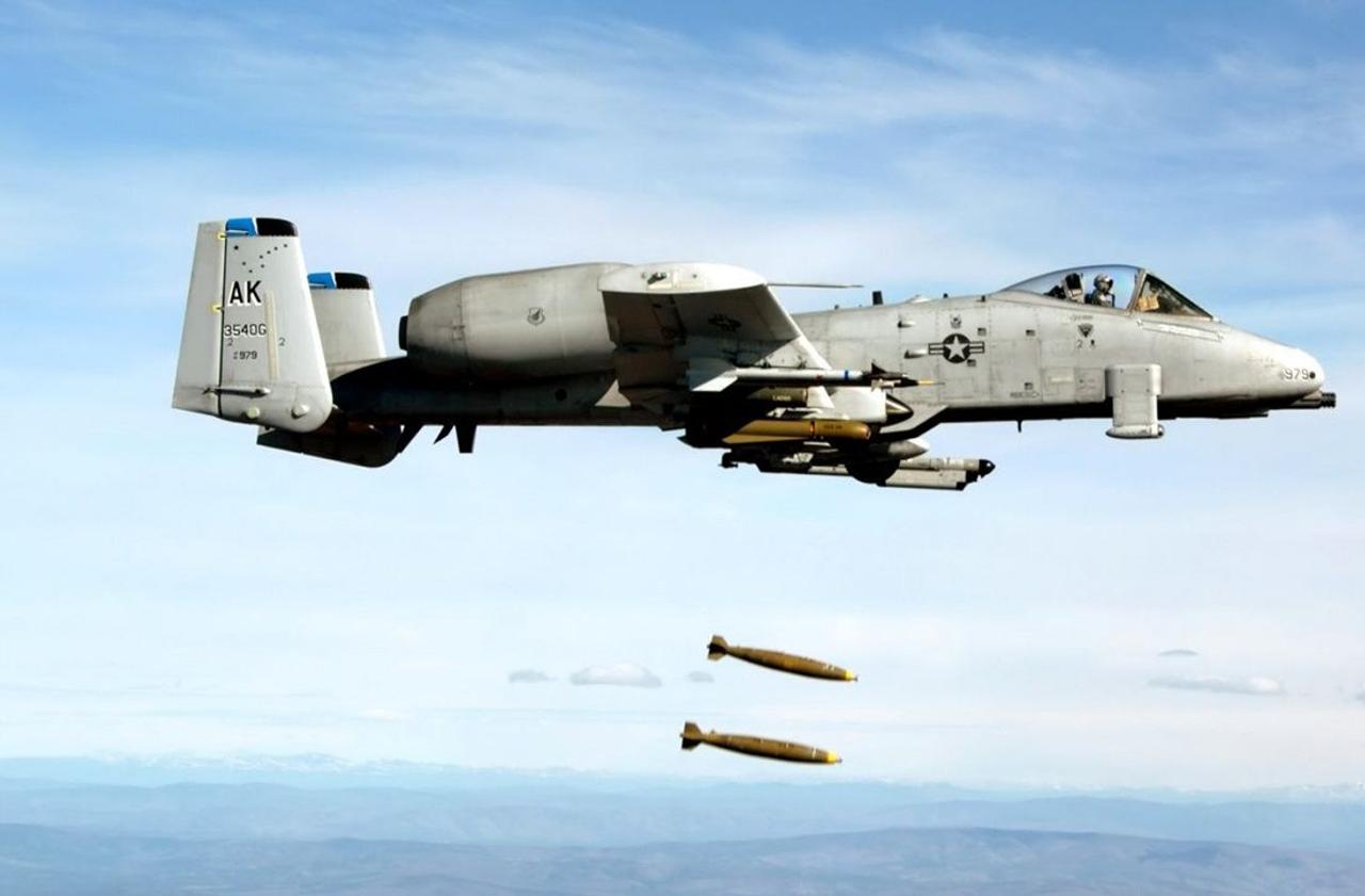 Американский реактивный самолет A-10 Thunderbolt II создан для уничтожения танков, бронетехники и наземных целей