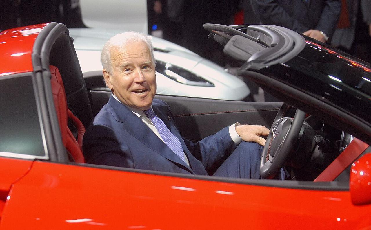 Президент Джо Байден предлагает вложить 174 миллиарда долларов в электромобили, чтобы завоевать рынок