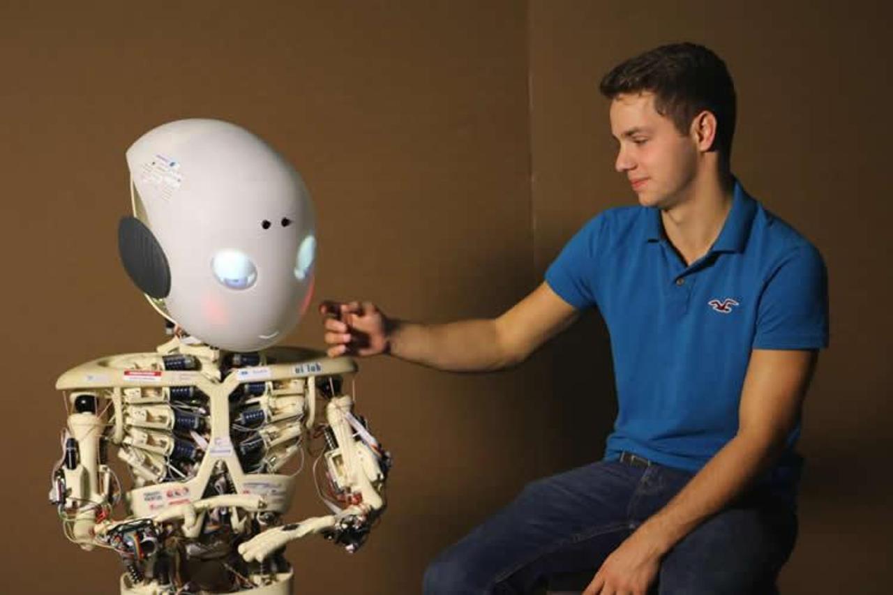 Искусственный интеллект позволит роботам определять когда людям нужна помощь