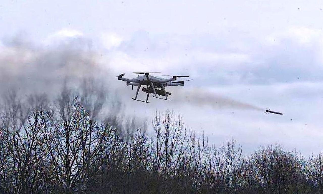 Гексакоптер IKA-ROCKET оснащенный авиационными ракетами способен наносить удары на 30 км