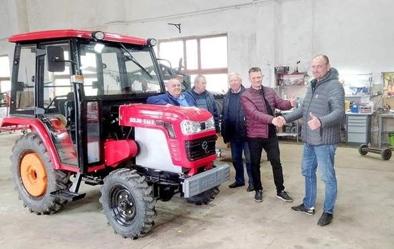 В Украине представили первый отечественный электрический трактор Kolos 244, продолжительность работы на одной зарядке до 9 часов