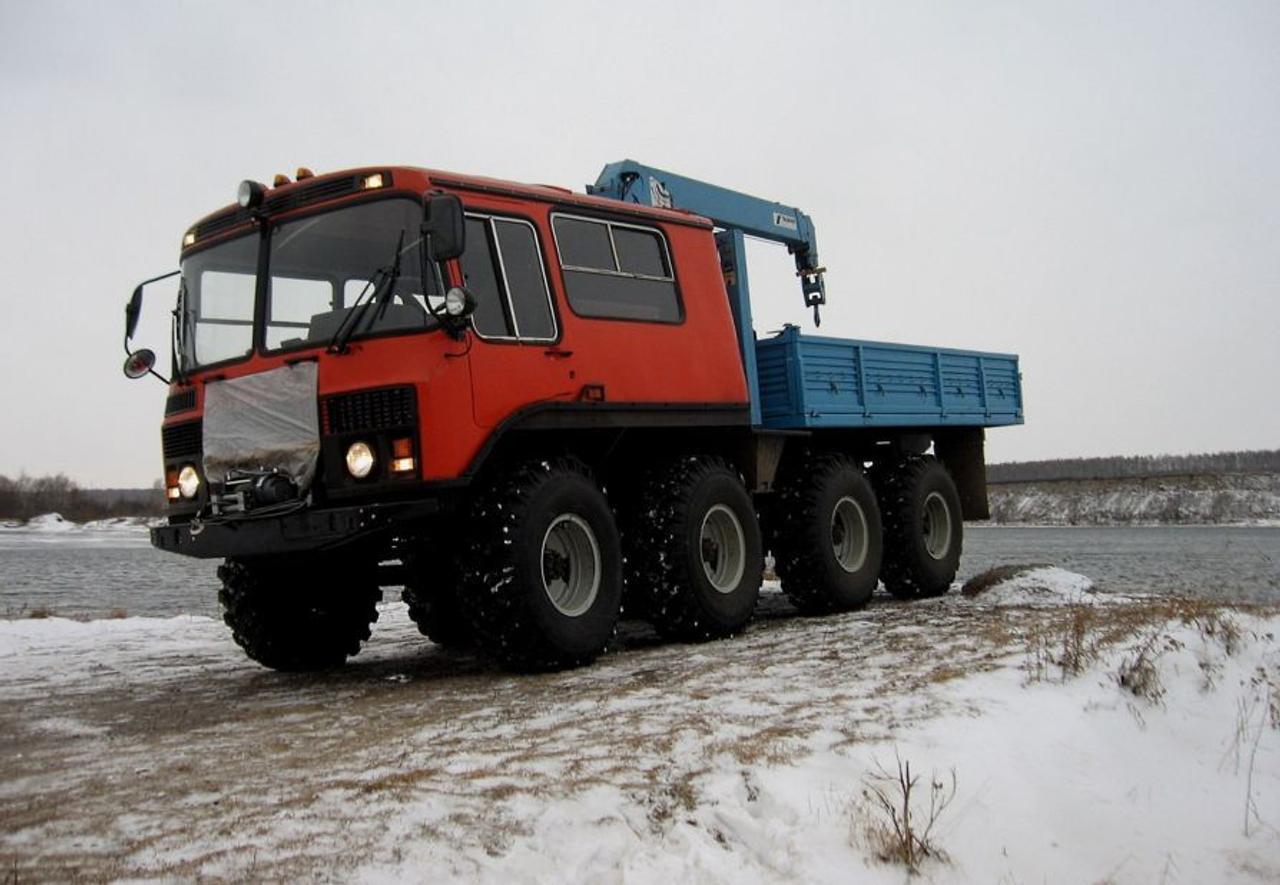 Российские инженеры скрестили автомобили ГАЗ-66 и ПАЗ - получился снегоболотоход