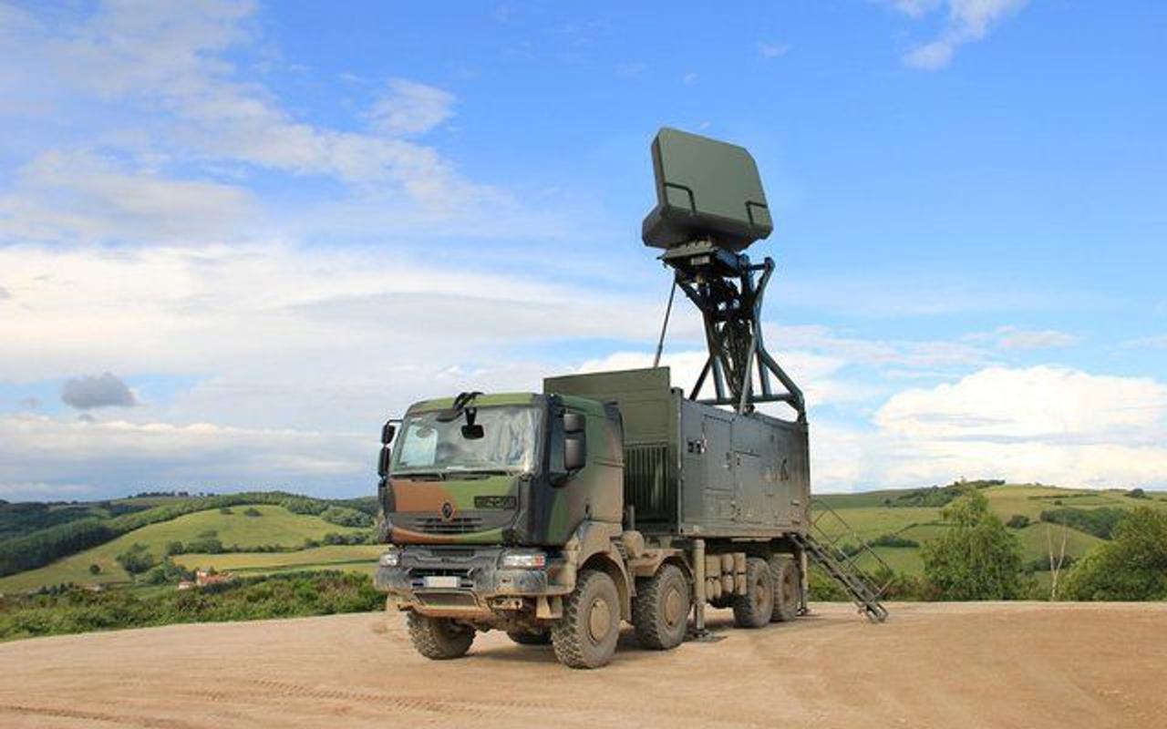 Многофункциональный радар Ground Master 200 одновременно обнаруживает и сопровождает цели на малой и большой высоте во всех средах