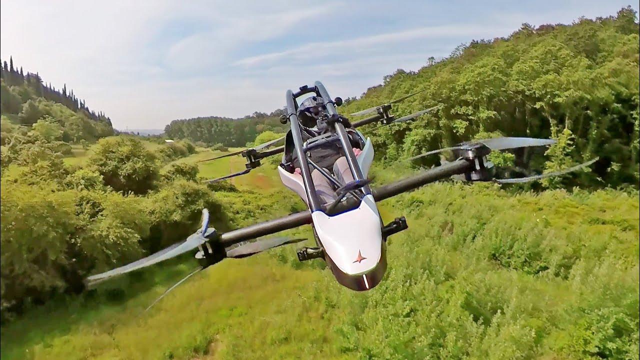 Генеральный директор Jetson Томаш Патан продемонстрировал как он летает на Jetson One, на работу
