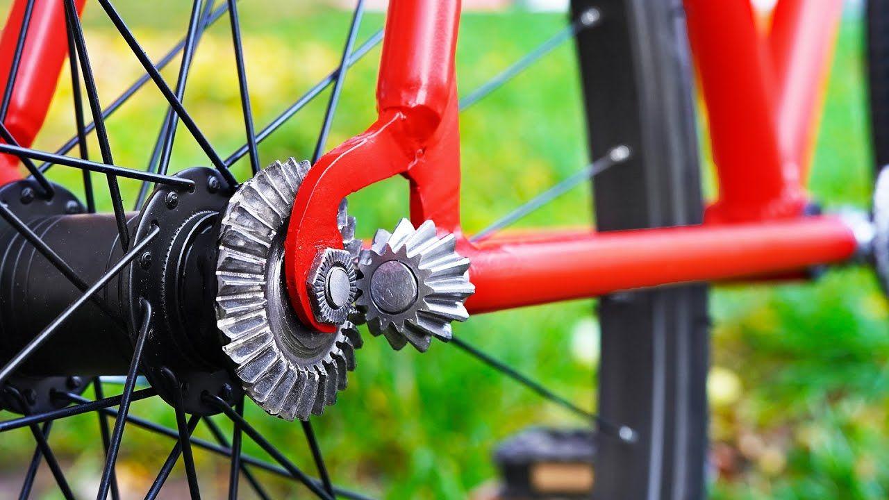 Умелец сконструировал велосипед без цепи. Как он работает?