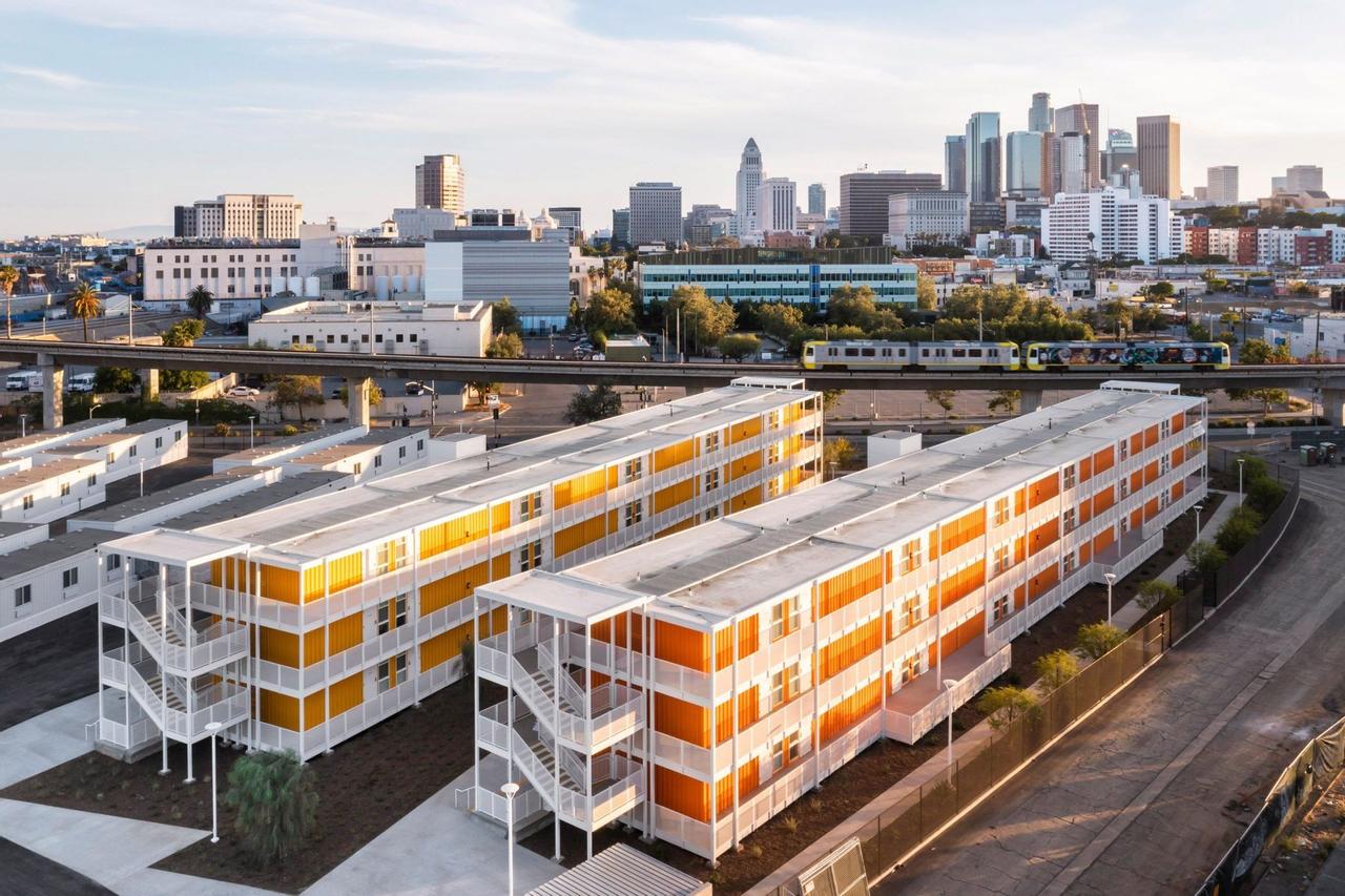 В Лос-Анджелесе построили жилой комплекс из транспортных контейнеров для обеспечения жильем малоимущих