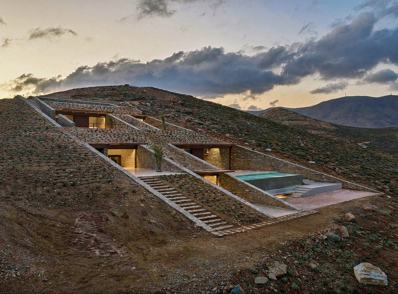 Дом NCAVED на греческом острове Серифос встроили прямо в холм