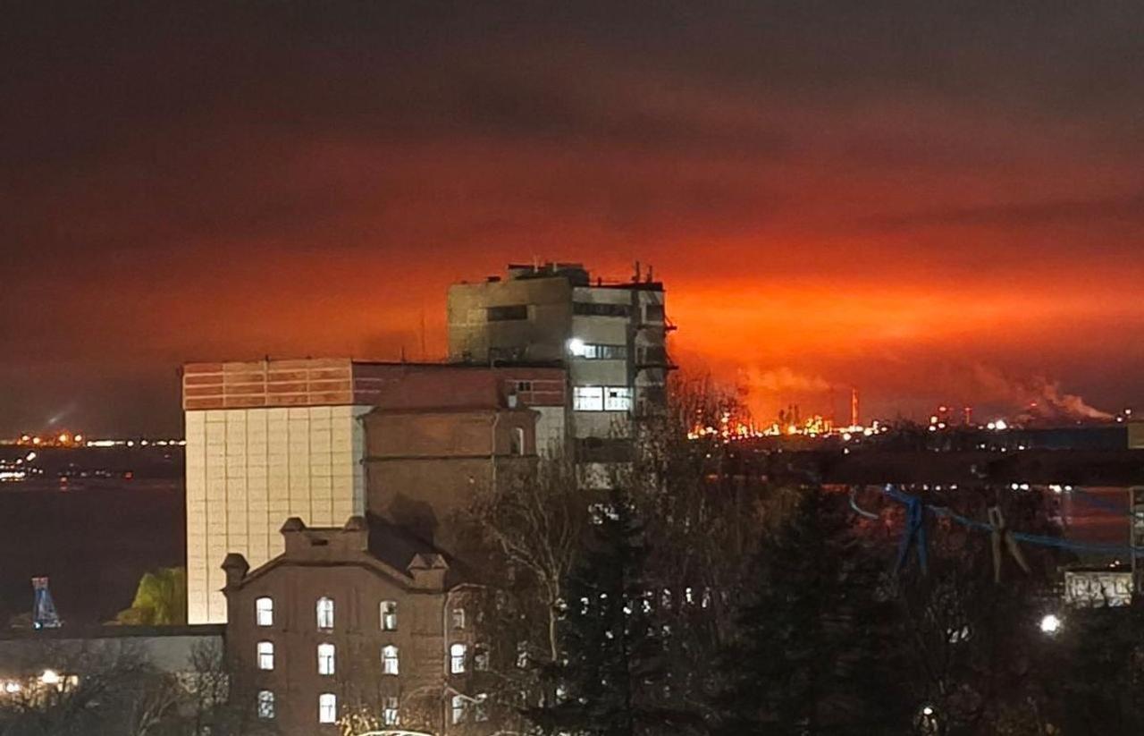 Украинские беспилотники вновь атаковали Саратовский НПЗ: нанесен очередной удар по энергетическому сердцу России