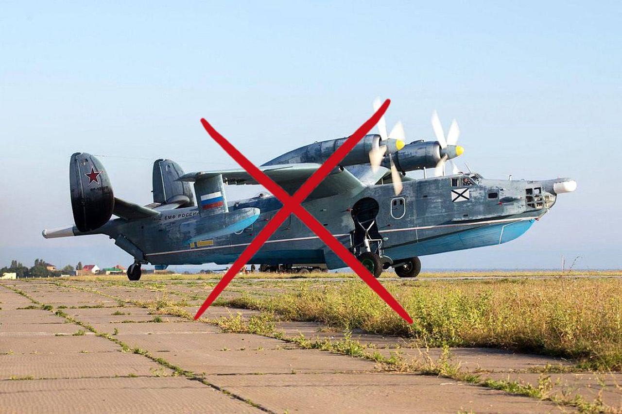 Силы обороны Украины ударными дронами уничтожили два российских противолодочных самолёта Бе-12 в оккупированном Крыму