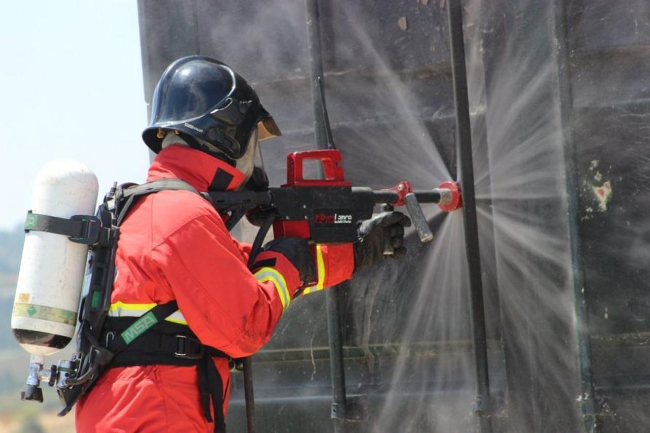 «Водяной пистолет» для спасательных служб, силой водяной струи разрушает бетон, кирпич, сталь