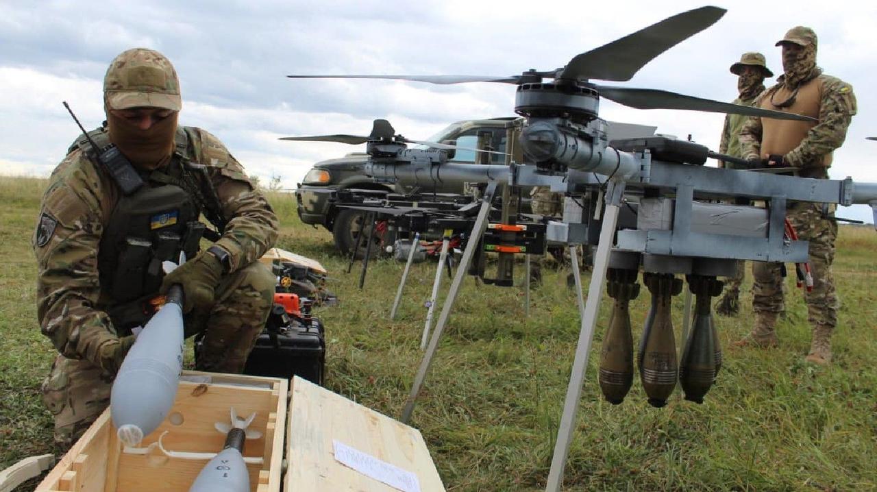 Военнослужащие Украины показали ударные беспилотники для сброса мин и оснащенные противотанковыми гранатометами