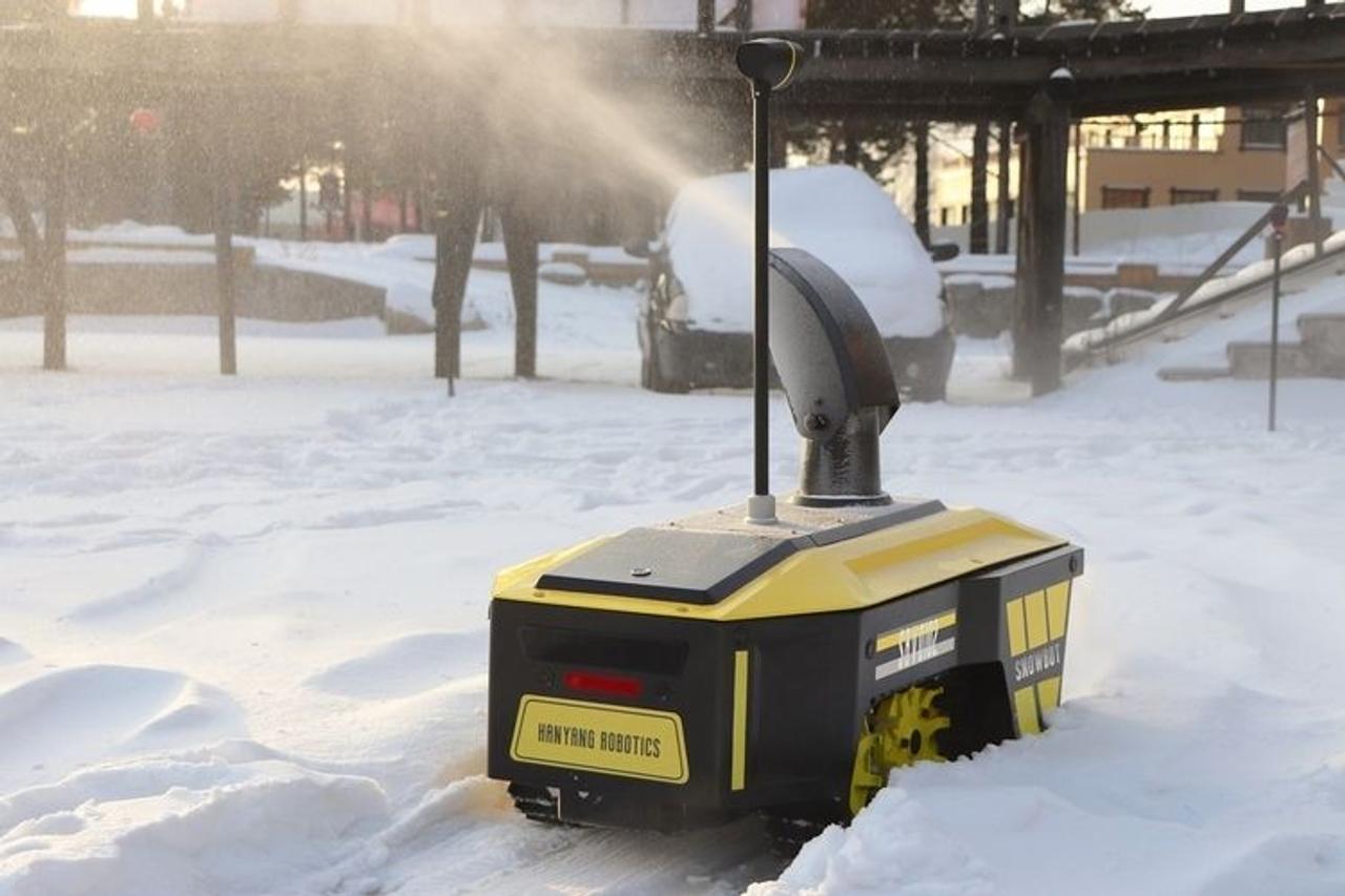 Автономный робот Snowbot S1 способен убирать снег на больших площадях