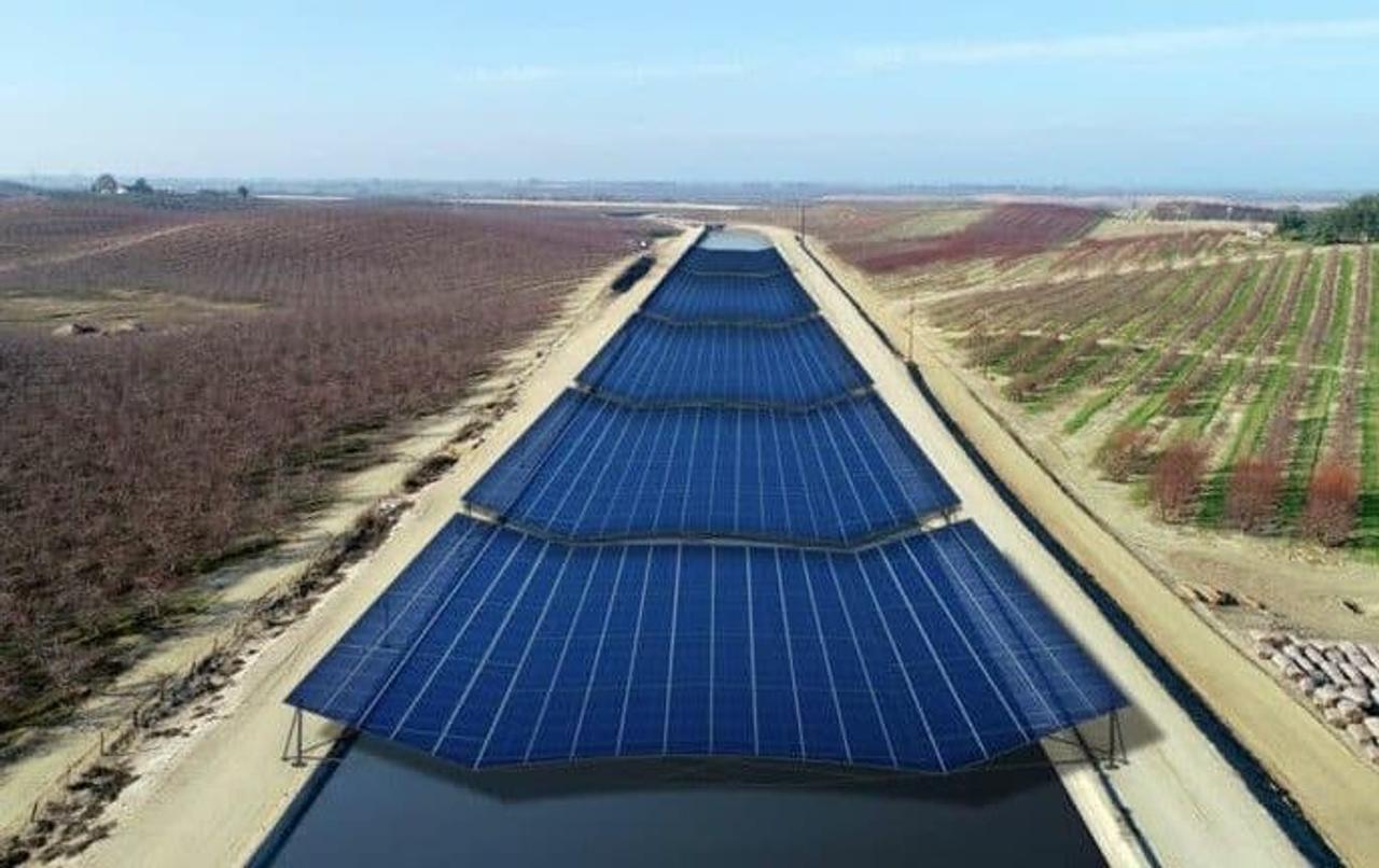 В Калифорнии установят солнечные панели над каналами, чтобы получать электроэнергию и предотвратить испарения воды