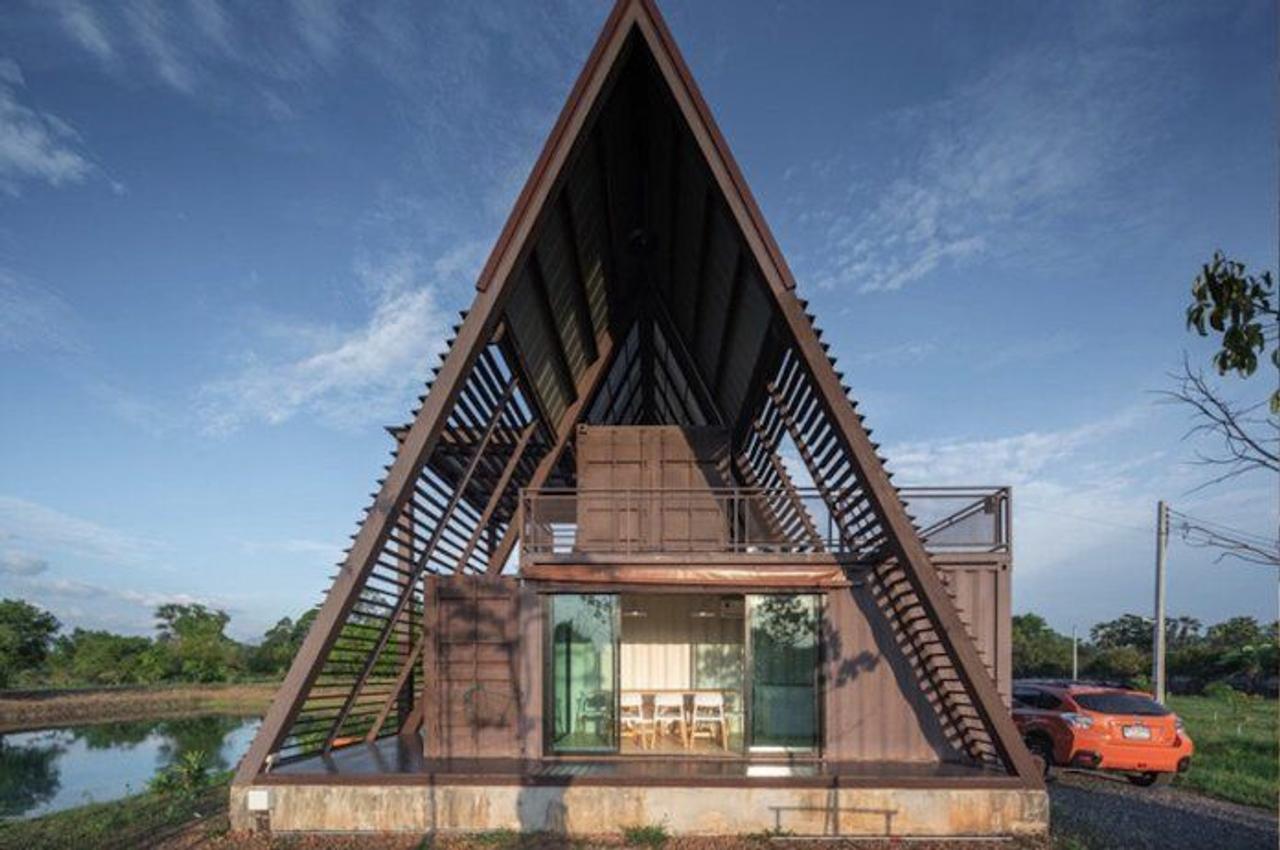 Архитектор из Таиланда построил оригинальный дом из сложенных друг на друга транспортных контейнеров 