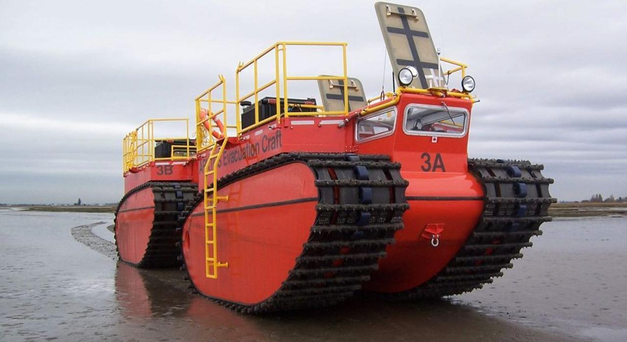 Аварийно-спасательная машина-амфибия Аrktos способна ездить по суше, плавать по воде и ползти по льду