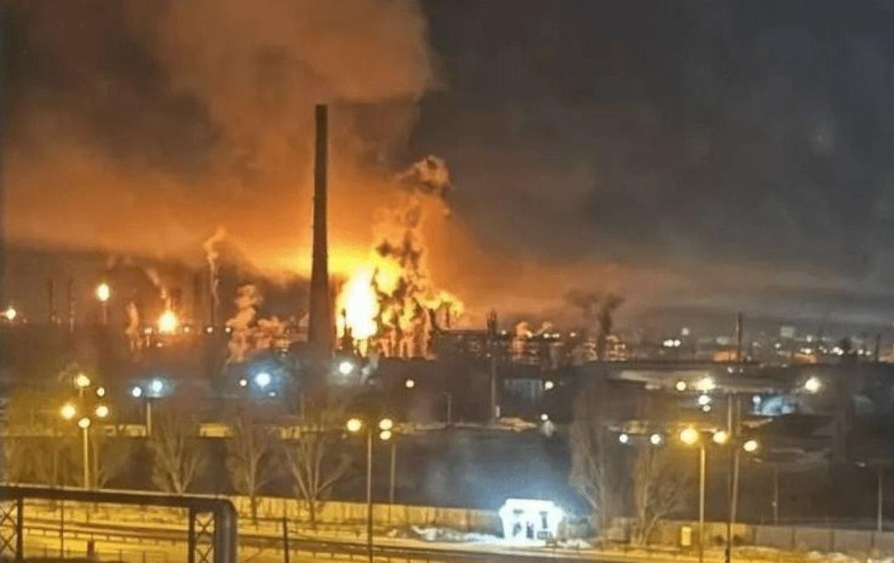 Украинские дроны атаковали три завода в глубине России: удары по НПЗ и химпредприятию парализуют снабжение армии